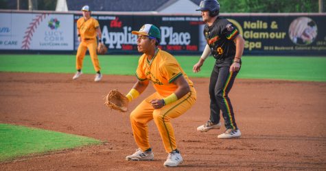 Pilots Squeeze by Yard Gnomes in Extras